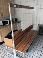 1 lavice, cca 2 bm, oboustranná s věšáky na oblečení