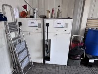 2 Ölausgabeschränke Schnitzler OSA, Bj. 2004 u. 2016 mit je 200 Litern Öl