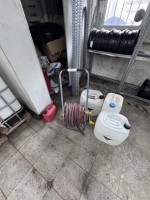 1 wózek na wąż z wężem ogrodowym