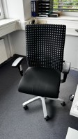 1 kääntötuoli käsinojilla
