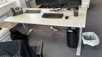 1 työpöytä, sähköisesti korkeussäädettävä ja arkistokaappi pyörillä