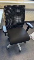 1 kääntötuoli käsinojilla