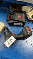 1 akkuruuvinväännin Bosch GSR 14,4 V-LI akulla ja laturilla