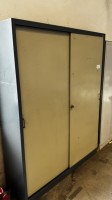 1 metalkabinet med skydelåger Haneu (med indhold)