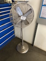 1 стоячий вентилятор