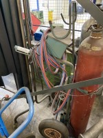 1 carro de botellas con grifería