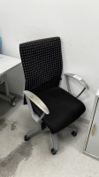 1 scaun rotativ cu cotiere