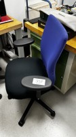 1 scaun rotativ cu cotiere