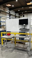 طاولة عمل واحدة مع جدار مثقب للأدوات وشاشة TFT عريضة HP، 23 بوصة