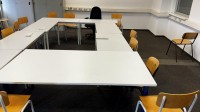 1 post sitteplasser bestående av 9 bord og 20 besøksstoler
