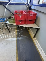 1 puolisuunnikasmuotoinen pöytä ja tuoli