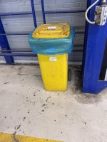 2 adet tekerlekli plastik çöp kutusu