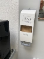 1 hygienia-annostelija, seinäkiinnitteinen