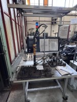1 lot: posturi de lucru scoase din uz cu diverse mașini, de ex. mașini de nituit, prese de masă, șurubelnițe electrice comandate, standuri de testare, dispozitive de sudare etc.