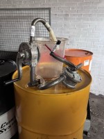 2 насоси для бочок з оливою