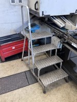 1 scară de acces din aluminiu, cu 4 trepte