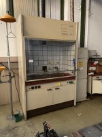 1 adet davlumbazlı Köttermann laboratuvar dolabı