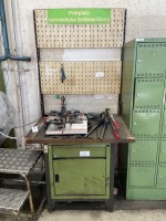 1 banc de lucru cu panou posterior pentru scule