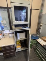 1 armoire informatique mobile avec PC HP (sans disque dur) et moniteur - Enlèvement après autorisation