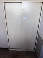 1 posizione di arredi come armadi e tavoli