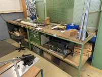 5590.1558 => 2 Arbeitstische mit insgesamt 1 Arbeitsdrehocker und 1 Schubladenschrank