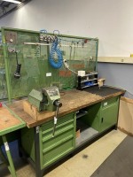 5590.1559 => 1 Werkbank mit Schraubstock und Werkzeugr&uuml;ckwand