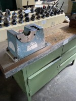 1 banco da lavoro con morsa, cavalletto di montaggio per utensili, supporti per utensili e utensili piccoli