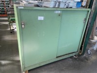 1 armoire à portes coulissantes en métal (avec contenu)
