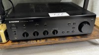 1 zestaw HiFi, składający się z:
