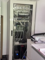 1 armoire serveur avec panneaux de brassage, routeur Lancom, switches,