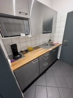 1 Cuisine encastrée, env. 2 m linéaires avec réfrigérateur, micro-ondes