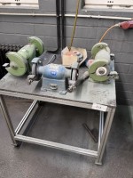 1 verrijdbare tafel met 3 dubbele bankslijpmachines