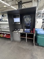 1 werktafel met omkasting, pc en monitor