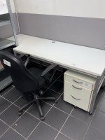 1 Schreibtisch mit 2 Aktenrollcontainern und Drehstuhl