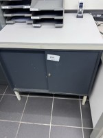 1 szafa na akta z drzwiami przesuwnymi