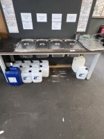 1 table avec 4 récipients en acier inoxydable pour le nettoyage
