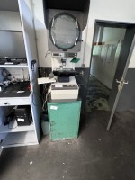 1 profilový projektor Mitutoyo se spodní skříňkou