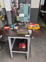 1 machine à fileter Kinmatic 80-3a, année 1987 avec table basse et chaise de travail