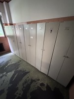 1 Pos. Einrichtungsgegenstände wie Spinde, Bestuhlung und Aktenschränke