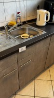 5710.25 => 1 K&uuml;chenzeile, ca. 3 lfm., bestehend aus: Unter- und Wandh&auml;ngeschr&auml;nken, Edelstahlsp&uuml;le mit Armatur, Cerankochfeld, 4-fach, K&uuml;hl-/ Gefrierkombination Ignis, Backofen Amica, Dunstabzugshaube und Sp&uuml;lmaschine Ignis