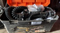 5735.9 => 1 Kunststofftransportkiste mit LKW-Anschlusskabeln