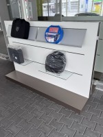 5589.30 => 1 Produktst&auml;nder, ca. 2 m breit mit 3 Taschen und 1 Satz Schneeketten