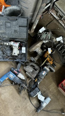 5330.63    ⇥     1 Pos. Elektrohandmaschinen bestehend aus  Poliermaschinen, Bohrmaschine,  Elektrohobel etc.