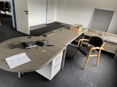 49281.158 ➢ 1 Winkelkombination mit Aktenrollcontainer und Besucherstuhl