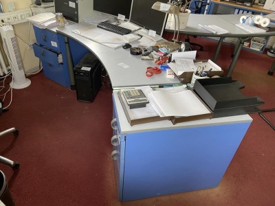 5350.13 => 2 Winkelschreibtische mit Aktenrollcontainern