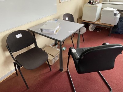 5350.14 => 1 Tisch mit 4 Besucherstühlen