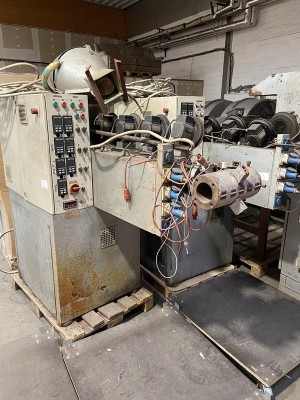 5379.93    =>.   1 Gewebeschlauchproduktionsanlage,  demontiert, bestehend aus Hauptextruder, 2 Koextrudern, Steuereinheit,  2 Hochgeschwindigkeitsgewebewickelma- schinen, Folienschweißmaschine,  6 Kühlbecken, 1 Kühlstrecke mit Volumeneinheit  und Resteschredder
