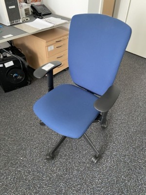5429.52 => 1 Drehstuhl mit Armlehnen