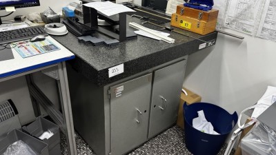 5429.253 => 1 Messtisch, 1000x1000 mm mit Unterschrank