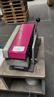 5429.296 => 1 Halbautomatischer Nassklebestreifenspender
